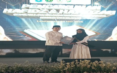 PENGUKUHAN HAFIZ HAFIZAH LAMONGAN MEWUJUDKAN GENERASI QUR'AN YANG BERDAYA SAING